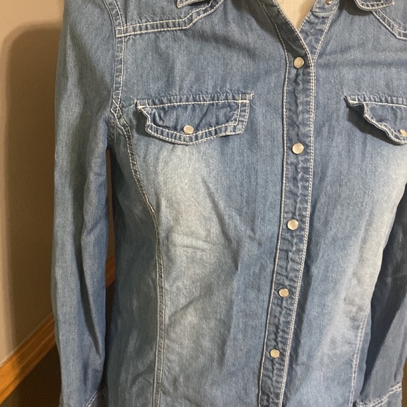 a.n.a light blue Pearl snap long sleeve jean shirt size Small - Picture 5 of 8